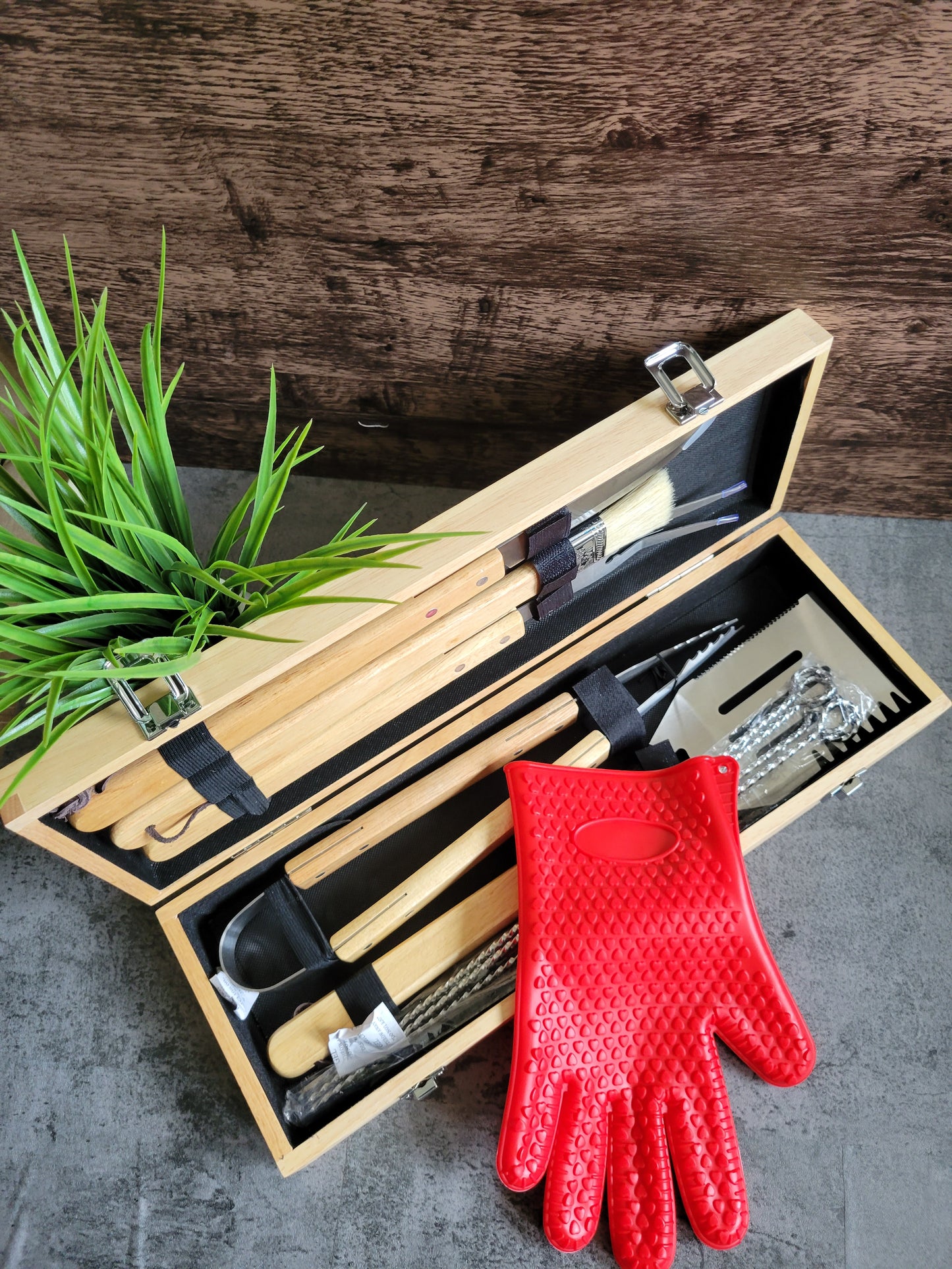 Premium personalized BBQ grill tool set with stainless steel spatula, tongs, fork, and basting brush in a carrying case – ideal for outdoor grilling, Father’s Day gifts, and custom laser engraving.